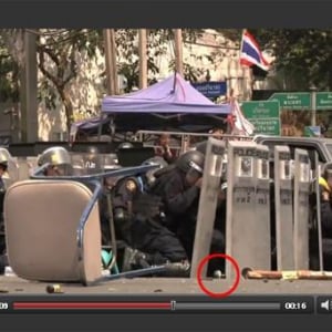 【衝撃動画】タイの機動隊に手榴弾が投げつけられ蹴り返そうとするも……