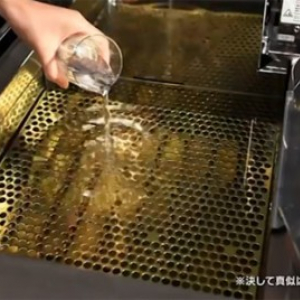 【衝撃動画】水で油を浄化するフライヤーが凄い！ 高温の油に水や氷を入れても問題なし!!