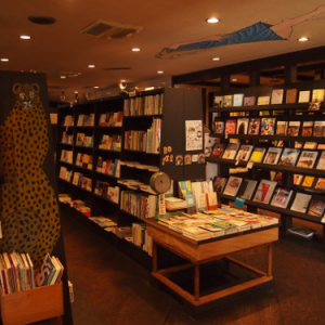 ジャンル問わず並ぶ本棚のフシギ　京都・北白川のガケ書房ってどんな本屋さん？