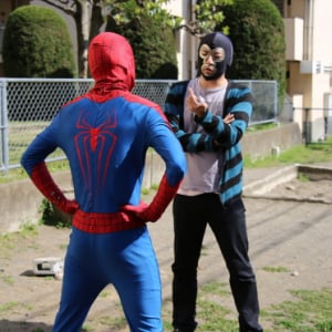 【動画】「人のマスクをパクリやがって！」横山緑とスパイダーマンが“マスクマン”対決