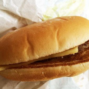 マクドナルドのミートソースバーガーを電子レンジで30秒温めると自販機のハンバーガーと同じ味になるらしい