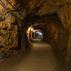 第二次世界大戦中に極秘裏に作られた巨大な地下壕「松代大本営」