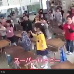 【動画】ある小学校の「あいさつ訓練」がハイテンションすぎてヤバイと話題