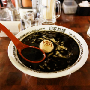 ステイサム兄貴をイメージした漆黒のスープ！　あの名店が開発した「ハミングバードらーめん」を食べてみた