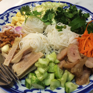 最近のバンコクで女子に人気の料理は「サラダ麺」です！ 生野菜と麺を混ぜて食べましょう