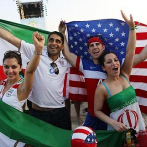 アメリカ人とイラン人が仲良くワールドカップ観戦する写真に世界が「いいね！」