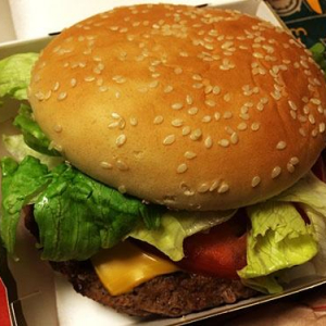 マクドナルドで「クォーターパウンダーハバネロトマト」が販売されていますよ