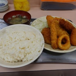 【デカ盛り】　横浜市中央卸売市場の秋葉屋で「スペシャルミックスフライ定食」を食す