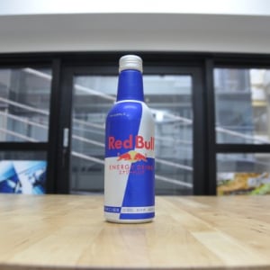 開閉できる翼が新登場！ レッドブル増量の330ml