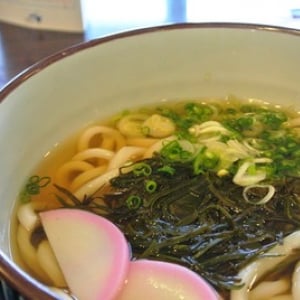 【大分「珍」グルメ】 おいしい海藻「くろめ」入りのうどん・そば ソフトまである！