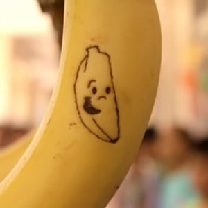 小学生100人がバナナに絵を描いた“バナナート”アニメがスゴい　喜ぶ子供たちの姿にほっこり