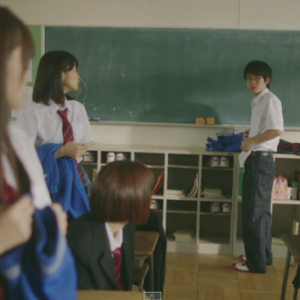 女子校で孤立する男子を描く　乃木坂46「何度目の青空か？」MV公開