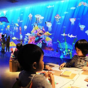 描いた魚が泳ぎ出す不思議な「お絵かき水族館」 東京と大阪に上陸！