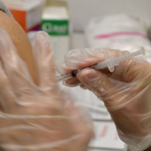 エボラ熱患者　富士フイルム開発医薬品投与で退院