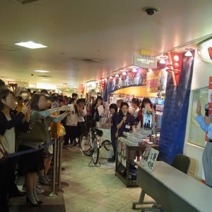 株主優待で人気者の桐谷さん　キデイランド原宿店に登場＆桐谷商店オープン