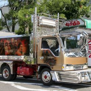 映画『トラック野郎』でデコトラを装飾した金沢区幸浦にある「トラックショップなかむら」に突撃！