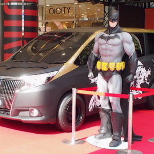 新型上級ミニバンが“バットモービル”に!?　『バットマン』仕様のトヨタ『ESQUIRE』が渋谷に出現
