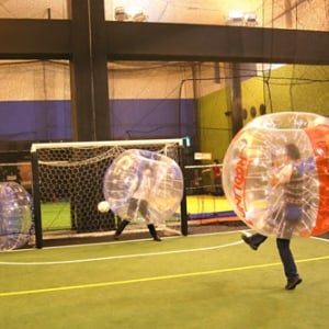 自分がボールかボールが自分か？　話題のオモシロスポーツ『バブルサッカー』を“スポッチャ”で体験