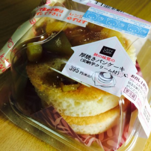 ローソンUchi Cafe’ SWEETS「厚焼きパンケーキ(安納芋クリーム付き)」がもっちりふわふわ！