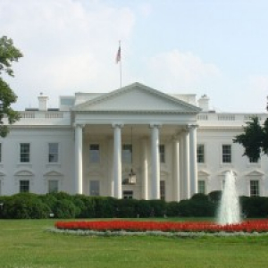 ホワイトハウス侵入事件　大統領警護官私的電話をしていた