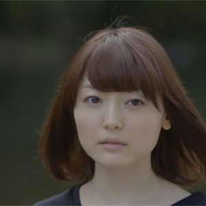 花澤香菜、やくしまるえつこ監督に新曲MV撮影で枝の折り方をほめられる