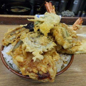 【デカ盛り】横浜にある天ぷらの店 豊野丼で「黄金丼」を食す