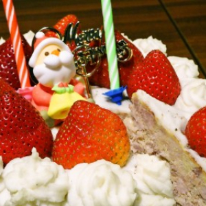 信じられない！　どうみてもクリスマスケーキなのに“やきとり”!?　真っ白くデコレーションされた『ケーキやきとり』を食べてみた