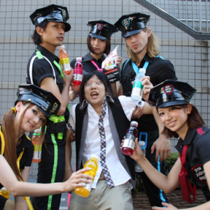 カラフルなビタミンウォーターポリスが百花繚乱を逮捕!?　8月7日渋谷にいる人は気をつけろ！