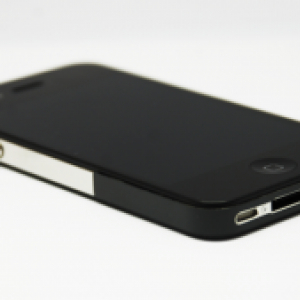 『iPhone 4』用便利アイテム！『アンテナ強化シール』と『ストラップ根付』発売