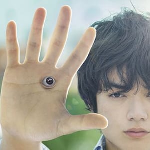 人気漫画の実写版・前編。最後に勝つのは、人間か？ パラサイトか？