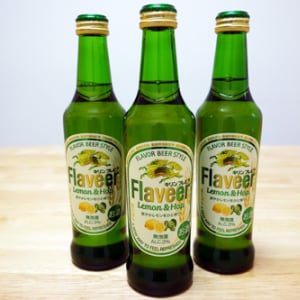 レモンの香りが爽やかな“フレーバービール”の『キリン フレビア』登場　こいつは“レモンの輪切りを入れたビール”よりうまいのか？