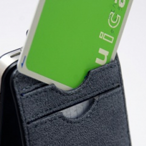 『iPhone 4』が“お財布ケータイ”に変身するカードホルダー『オサイフォン』