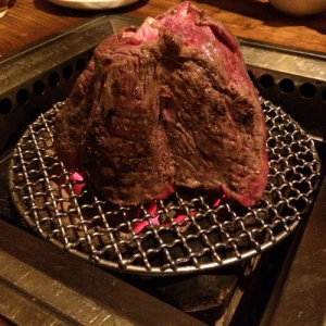 そびえ立つ「肉のヒマラヤ」！　800gの肉塊に圧倒される渋谷“焚火家”