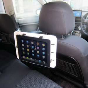 こんな使い方もアリ!? 『iPad』を車のヘッドレストに取り付ける『iPad CAR MOUNT KIT』