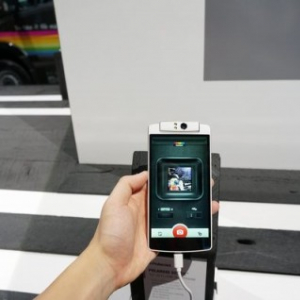 CES 2015 : Polaroid、回転式カメラを備えた「Polaroid Selfie」などAndroid 5.0スマートフォン・タブレットを多数発表