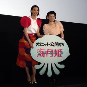 能年玲奈さんが虹色の「カラフル・クラゲワンピース」で登場　映画『海月姫』イベント
