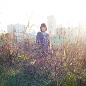 あどけなくも凛とした歌声、京都の女性SSW白波多カミンが歌にこだわった弾き語りアルバムリリース