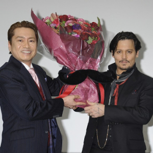 ジョニー・デップと“デップ声優”平田広明が夢の2ショット！　「奇抜な格好なほど声をあてるのも大変」