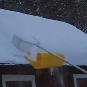 アメリカの屋根の雪下ろし作業が楽しそう　何このハイテクツール！