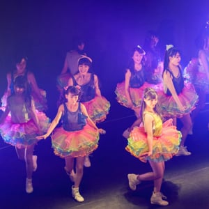 橋本環奈率いるRev.from DVL 初のライブハウスツアーで16歳の誕生日祝い＆可愛らしい新曲発表