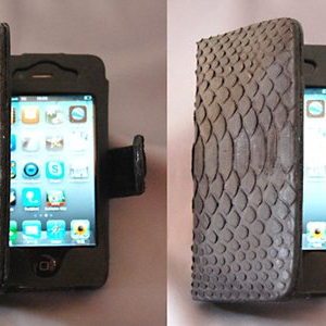 ニシキヘビが『iPhone』を守る!?　マーユが横開きブック型ハードケースを発売
