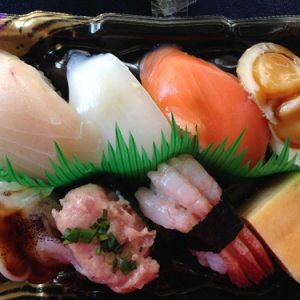 【海外の反応】この寿司パックが日本では3.25ドルで買えるんだぜ