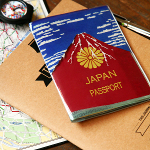 パスポートが葛飾北斎の赤富士山に！AKAFUJIパスポートケースがかっこいい！
