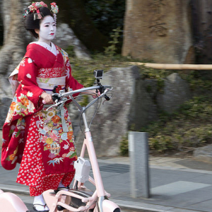 何この斬新さ！祇園の舞妓さんが着物で不思議マシンを乗りこなしてるぞ！