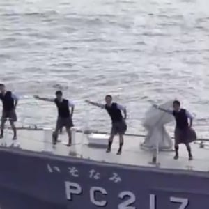 歌って踊れる海上保安官ビデオが”流出？”　甲板でAKB48のあの歌に合わせて一糸乱れず踊る動画