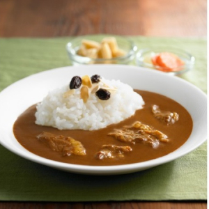 無印で販売数1位の「カレー」に”フォンドボーと生クリームの濃厚ビーフ”と”国産りんごと野菜”が新登場。