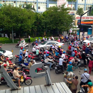 凄すぎるバイクの数！ベトナムの交通事情