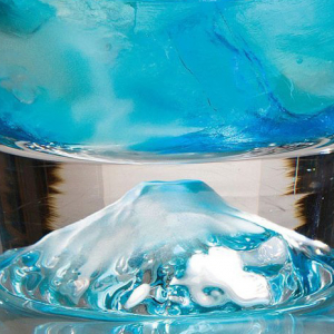魔法みたい！グラスの中の富士山が飲み物と同じ色に変化する「富士山ロックグラス」