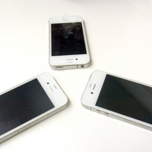 『iPhone 4』がホワイトに変身！　『ケータイパラダイス』がカスタマイズサービスを開始
