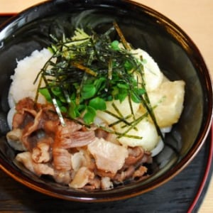 所変われば品変わる　あん入り餅うどん　香川県観音寺市　かなくま餅